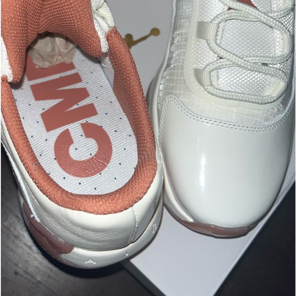 NIB AIR JORDAN 11 CMFT LOW CASUAL SHOES IN SAIL/SKY J ORANGE Women
SIZE 8 - Picture 8 of 12